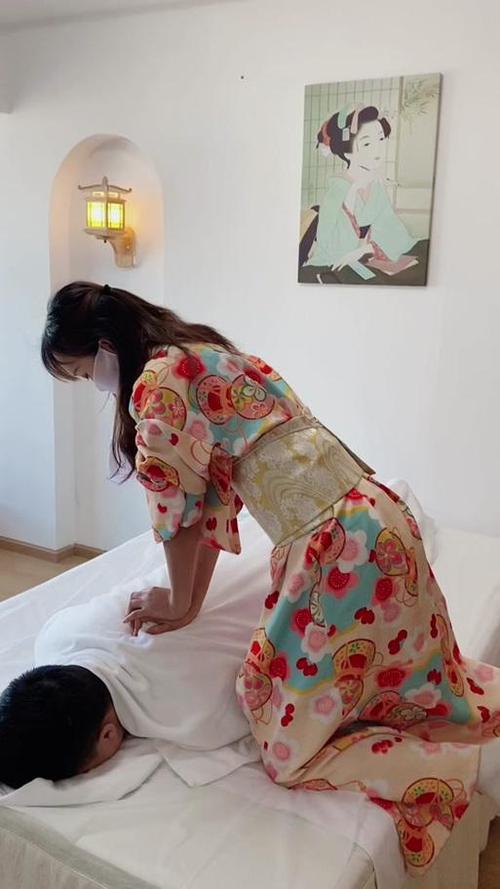 摸秘书奶子的相关介绍