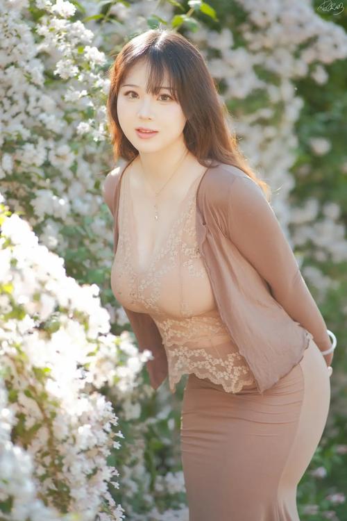 18小女孩的相关介绍