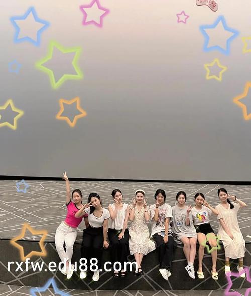 深夜独居少妇与隔壁男邻居的禁忌之恋：错位婚姻下的暧昧救赎
