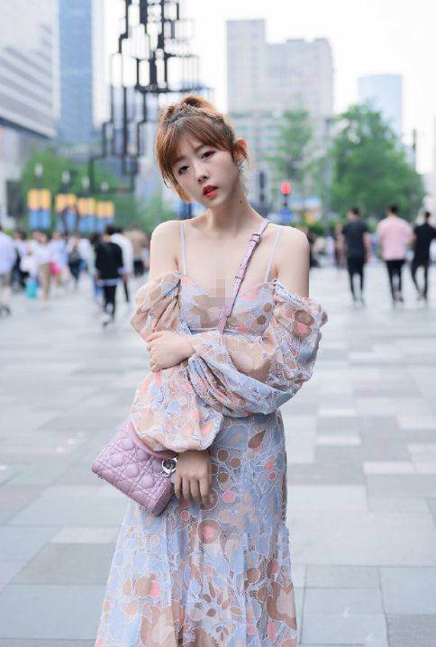 男女一边亲一边脱一边揉的相关介绍