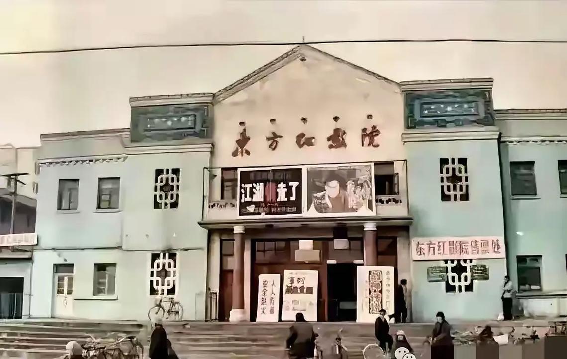 男女一边亲一边摸一边脱的相关介绍